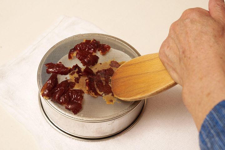 干しなつめを裏漉しする