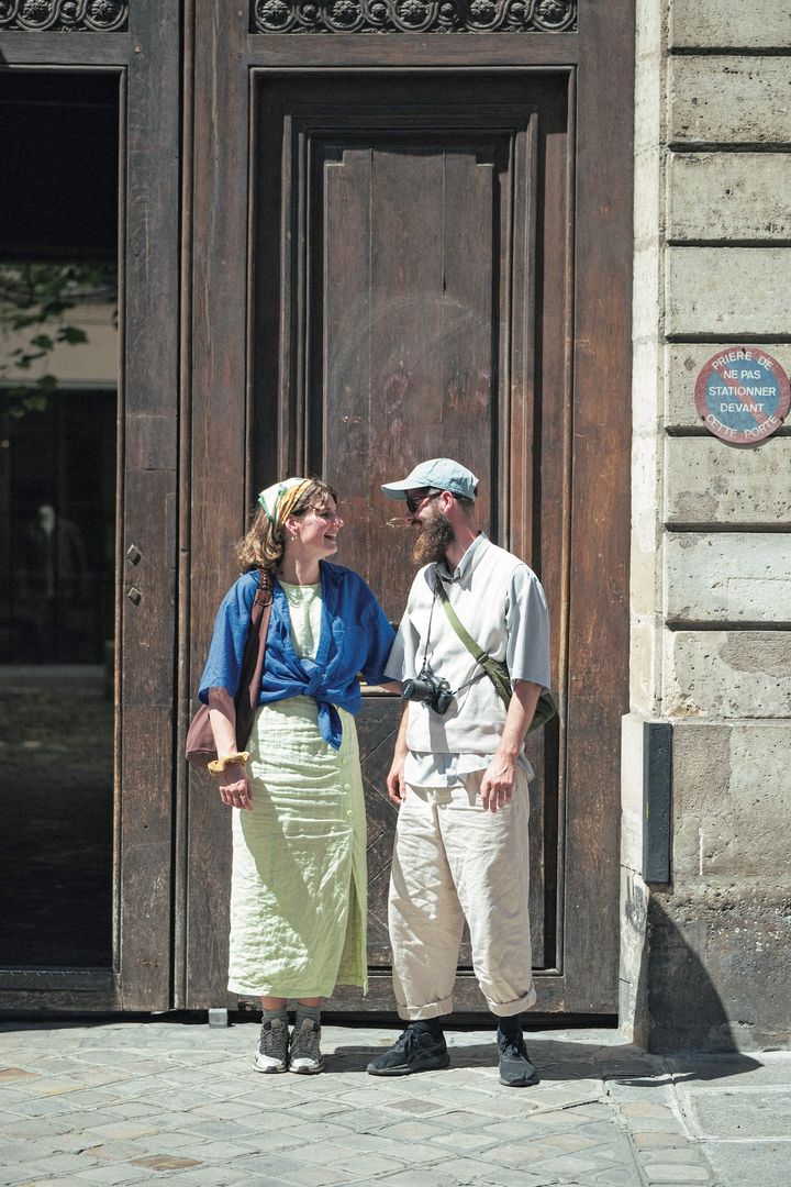 まだまだ夏らしい着こなしがいい！スリット入りのリネンワンピのバカンスコーデ