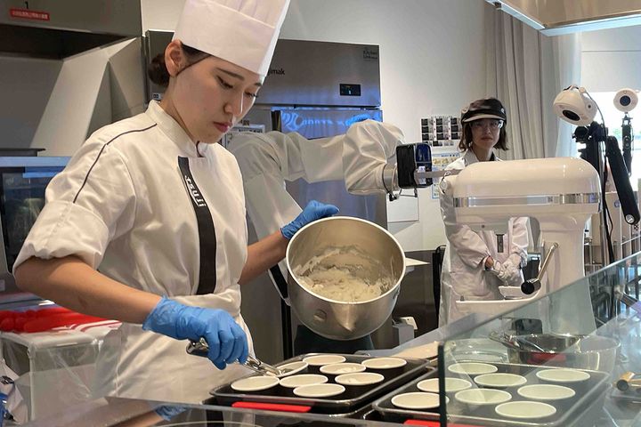 大阪ヘルスケアパビリオン1階「ミライの食と文化」内のイベント会場「デモキッチン」で開催された、ロボットと人の協働をテーマにした「ミライの調理」イベントの様子。