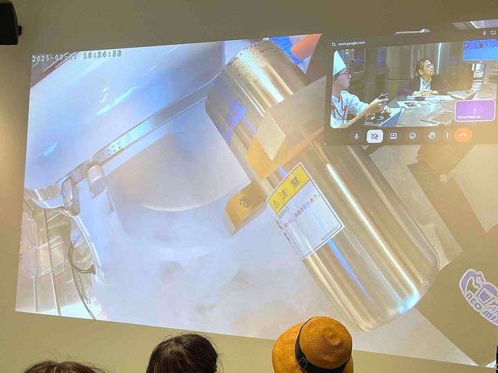 辻調理師専門学校の学生と先生が、ロボットの遠隔操作に協力。液体窒素が入った容器を持ったロボットのハンドがライブカメラ映像で大きく映し出されました。