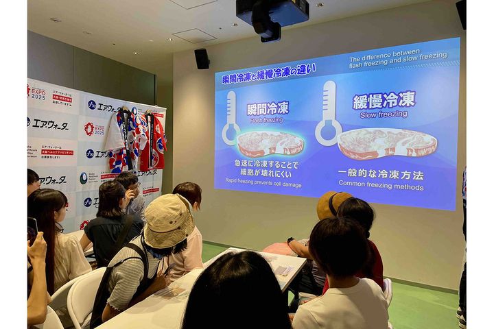 イベントで液体窒素を使った瞬間冷凍のメリットなどが参加者へ分かりやすく解説されました。