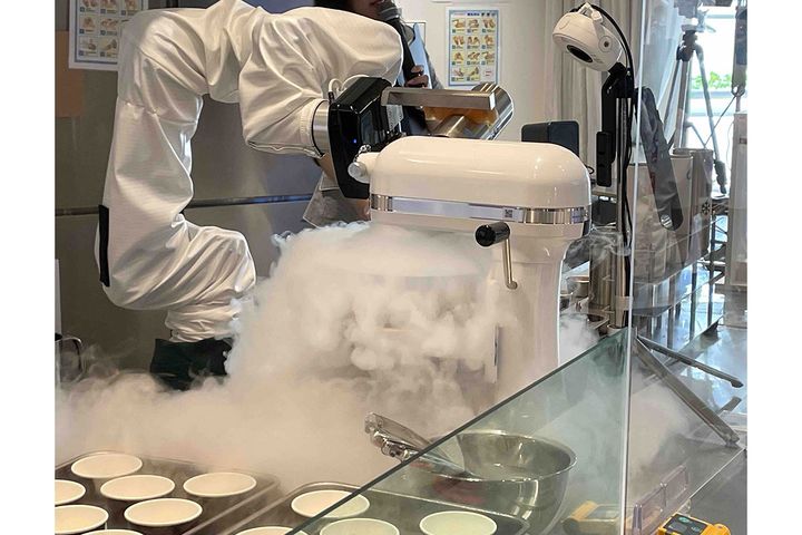 －196℃の液体窒素は危険も伴うため、ロボットが扱うことで安全に作業ができるメリットも。