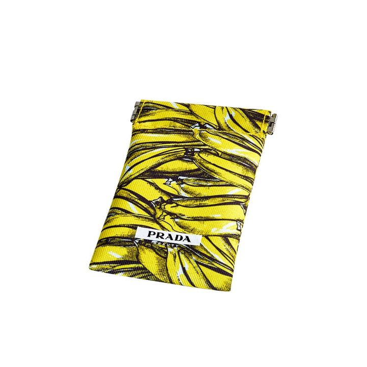 10,000円（税込）以上ご購入いただいた人には「プラダ ビューティ オリジナル バナナポーチ」をプレゼント。