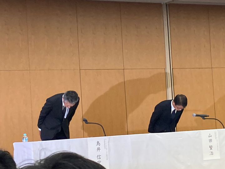 謝罪する鳥井信弘社長（左）と山田賢治副社長（右）