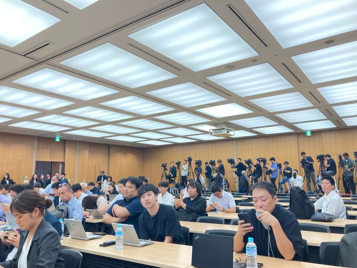 サントリーの記者会見ではざっと150人近くが詰めかけた