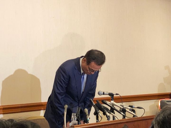 頭を下げる新浪剛史氏