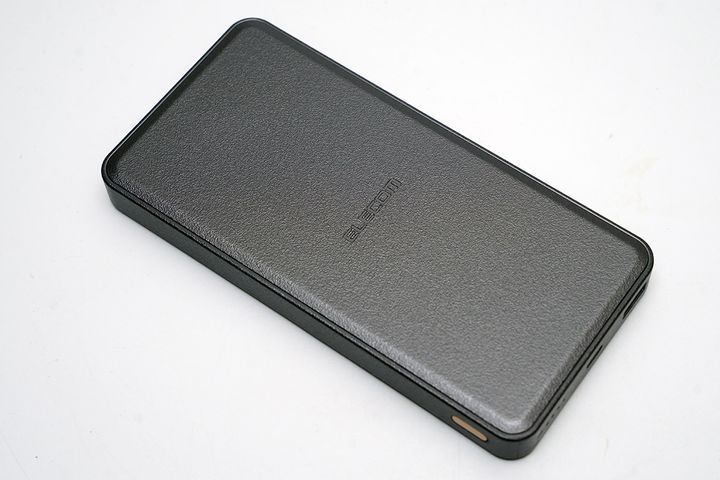 エレコム「DE-C39-12000」。容量の割に少し大きく感じますが、発火しづらいメリットは大きい。