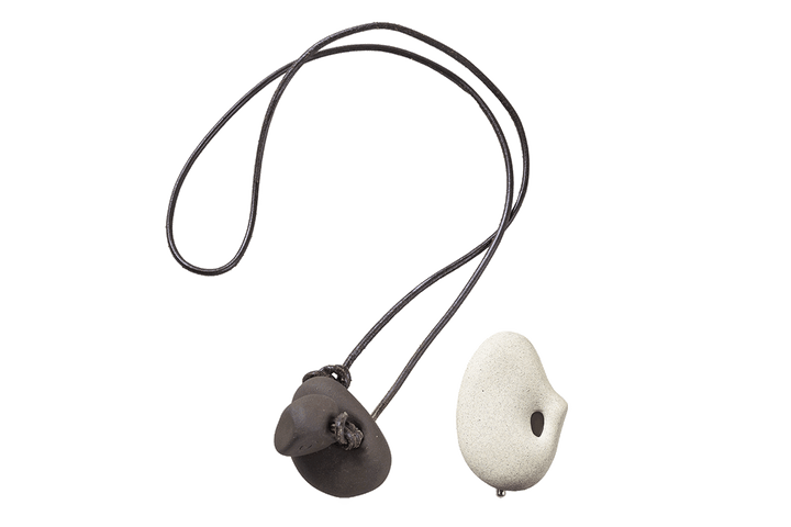 〈エフェリス〉 × 〈イレーヴ〉のネックレスチャームとブローチ