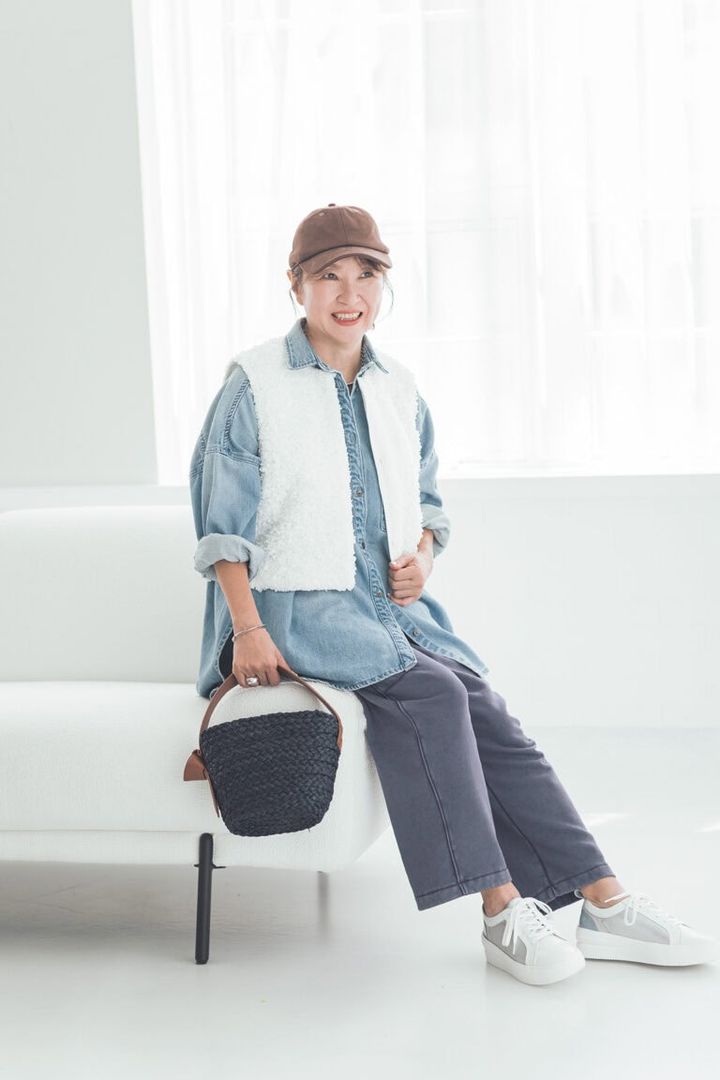 デニムシャツ¥25,300、ジレ¥71,500／ともにル フィル（ル フィル ニュウマン新宿）、スエットパンツ¥7,990、キャップ¥2,990／ともにギャップ、バッグ¥36,300／ロフィア、スニーカー¥26,400／銀座かねまつ（銀座かねまつ6丁目本店）、ネックレス¥82,500、ブレスレット¥47,300、リング¥49,500／すべてウノアエレ シルバーコレクション（ウノアエレ ジャパン）