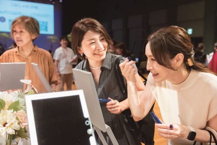 ホーユーのブースでお試しする来場者