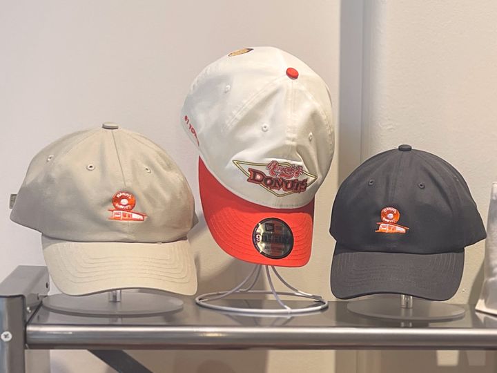 （左から）「キャップ ベージュ」4400円、「キャップ」0000円、「キャップ ブラック」4400円 ※数量限定発売