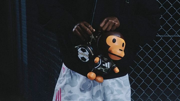 アクセサリーには、存在感を放つ ABC CAMO ダッフルバッグや、アイコニックな BABY MILO® ショルダーバッグがラインナップする。