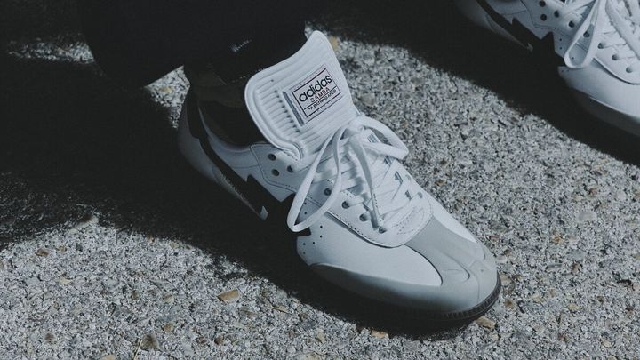 特徴的なスエードトゥボックスオーバーレイの代わりにラバー仕上げの SKULL STA を施し、細部まで贅を尽くしたデザインに仕上げている。