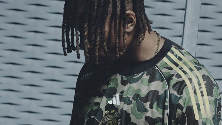 今回のコレクションでは、BAPE®ならではの大胆なストリート感性とアメリカンカルチャーを融合し、サッカーが持つボーダーレスな魅力を表現するアイテムを多数展開する。