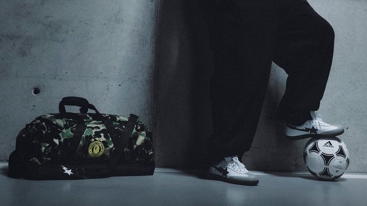 さらに、これら高機能なフットウェアに合わせて、アパレルではストリートスタイルをピッチへ持ち込んだラインナップを展開。 ABC CAMO ユニフォームやショートパンツ、ソックス、BABY MILO® サッカー T シャツを揃えている。アクセサリーには、存在感を放つ ABC CAMO ダッフルバッグや、アイコニックな BABY MILO® ショルダーバッグがラインナップする。