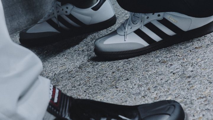 また、ライフスタイルシューズの定番「SAMBA」も登場。サッカーからインスパイアを受け、現在ではライフスタイルのアイコンとなっているこのクラシックなシルエットを、アニリン グレインレザーのアッパーで格調高くアップデート。