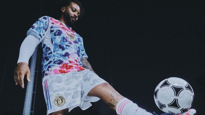 「F50 ELITE FG BAPE」 は、ブルーからピンクへと変化するグラデーションを効かせた ABC CAMO アッパーを採用。内側にはシャークグラフィックを、全面にはクリアスターを散りばめ、インソールにはピンクとブルーのソックライナーを組み合わせた。