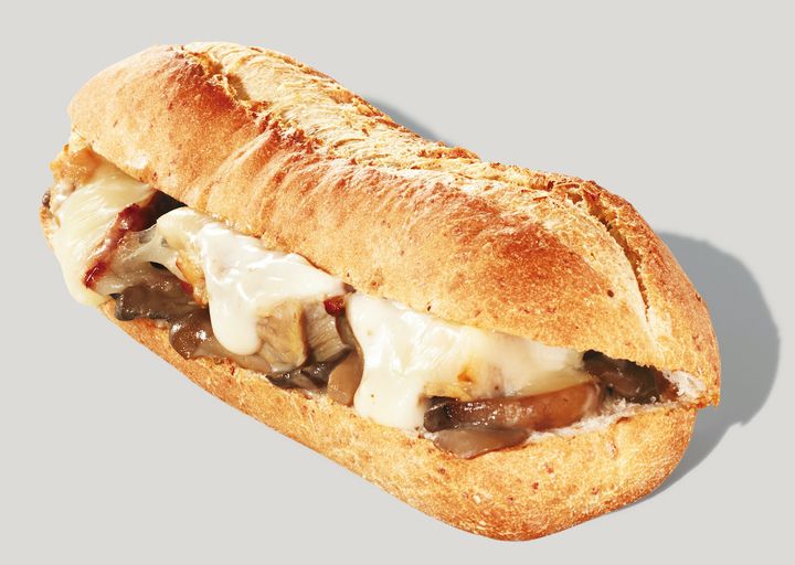 「きのこクリームのチキン&モッツァレラ 石窯フィローネ」590円