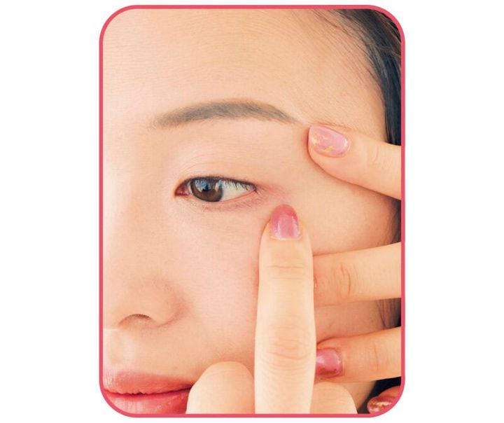 シワの溝にやさしく塗り込む