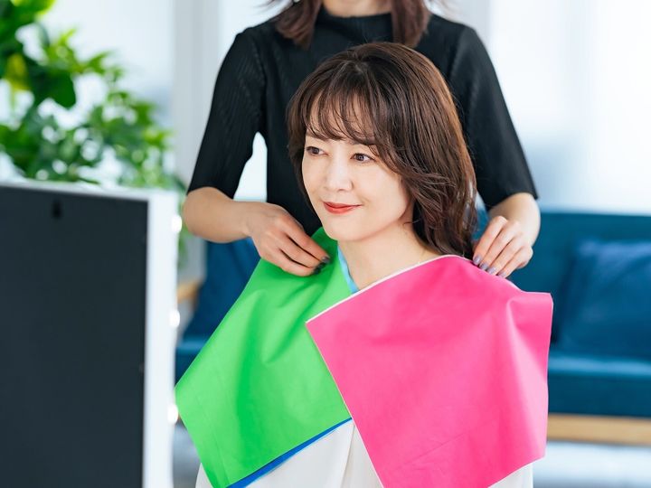 パーソナルカラー診断は自分に似合う色を見つけるのに役立ちますが、誤った解釈が広まることもあります。「イエローベース＝色黒」もそんな誤解の1つ。今回は、日焼けとパーソナルカラーの関係について解説します。（サムネイル：shutterstock）