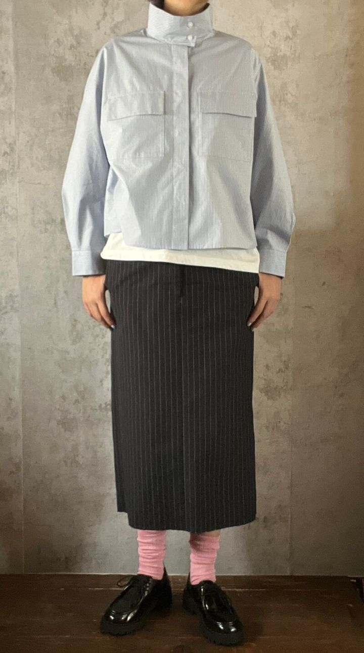 残暑が厳しい時期はTシャツとのレイヤードを楽しむのもおすすめ。このシャツはストライプ柄ですが主張はかなり控えめなので、無地感覚でスタイリングできますよ！