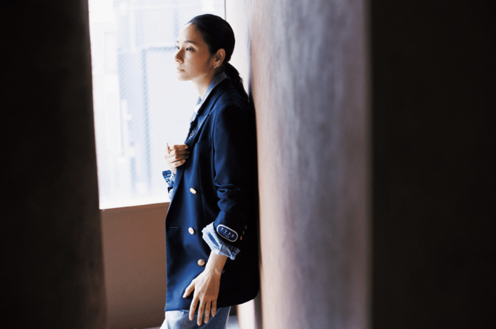 ジャンプスーツ¥203,500、Tシャツ¥38,500、ブレザー¥184,800／すべてマディソンブルー、シューズ¥30,800 ／キャットワース（グラストンベリーショールーム）、イヤカフ（左耳）¥363,000、リング¥566,500 ／ともにTASAKI