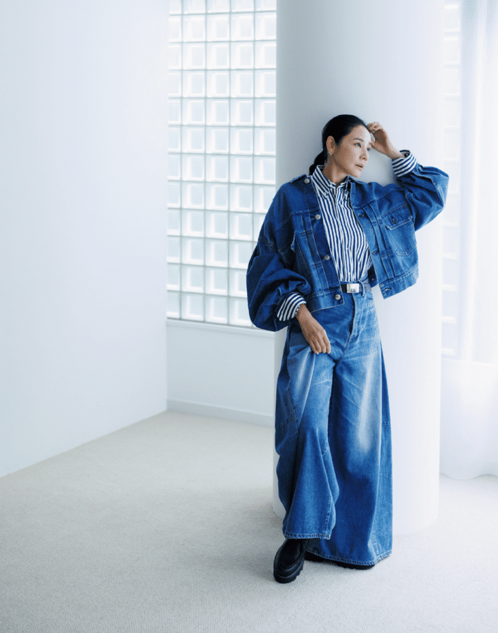 ジャケット¥52,800、ワイドデニム¥59,400、ベルト¥27,500／すべてハイク（ボウルズ）、シャツ¥49,500／サイ（マスターピースショールーム）、シューズ¥ 9 6 , 8 0 0 ／ビューティフルシューズ×ハイク（ボウルズ）、イヤリング¥1,006,500、リング¥1,068,100 ／ともにTASAKI