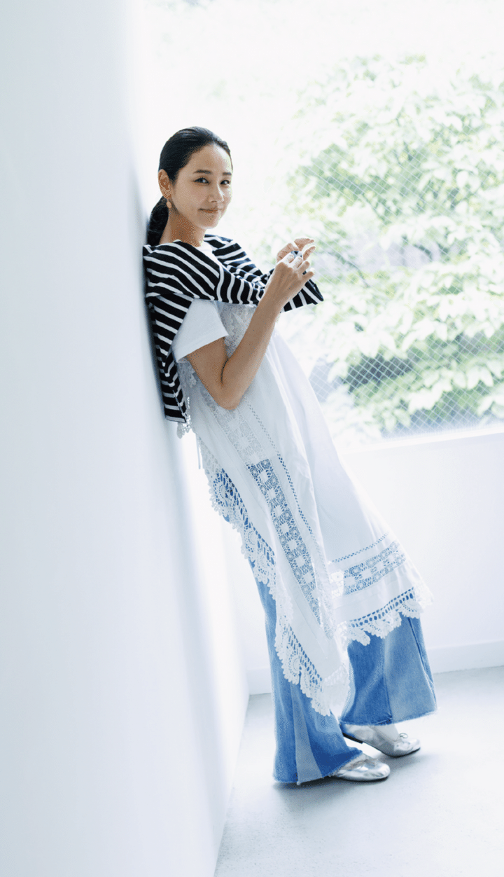 リメイクデニム¥41,800 ／リバー、エプロンドレス¥52,800 ／ライトアンドドイル（ともにワングラムチャン）、Tシャツ¥38,500、肩にかけたカットソ¥39,600 ／ともにマディソンブルー、ピアス¥38,500／テッドミューリング（ヤエカホームストア）、バングル¥82,500、ブレスレット¥39,600／ともにエンド カスタム ジュエラーズ×ハイク（ボウルズ）、シューズ¥25,300／キャットワース（ グラストンベリーショールーム）