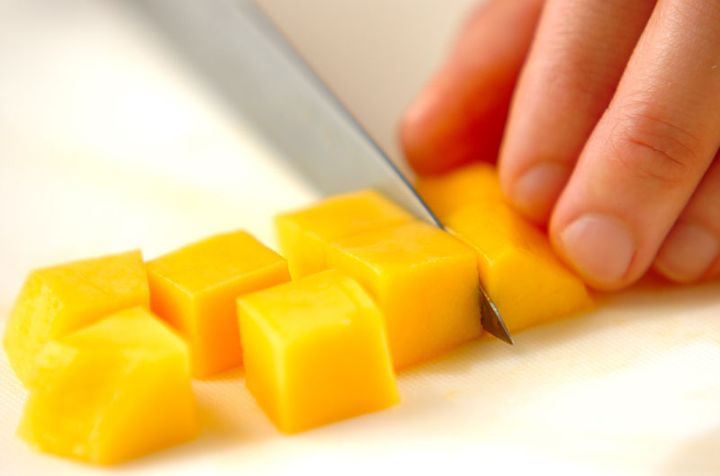 フレッシュな香り！マンゴーゼリーの下準備1