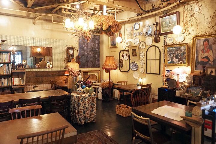 源兵衛川のせせらぎとアンティーク空間に癒やされて。三島「ディレッタントカフェとワルツ」で優雅なランチを