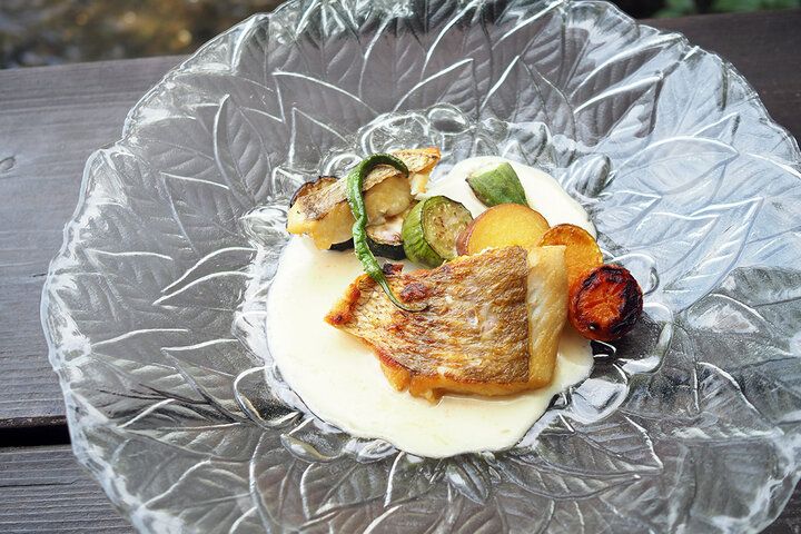 源兵衛川のせせらぎとアンティーク空間に癒やされて。三島「ディレッタントカフェとワルツ」で優雅なランチを