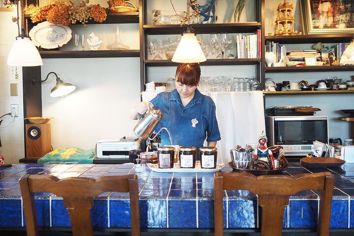 源兵衛川のせせらぎとアンティーク空間に癒やされて。三島「ディレッタントカフェとワルツ」で優雅なランチを