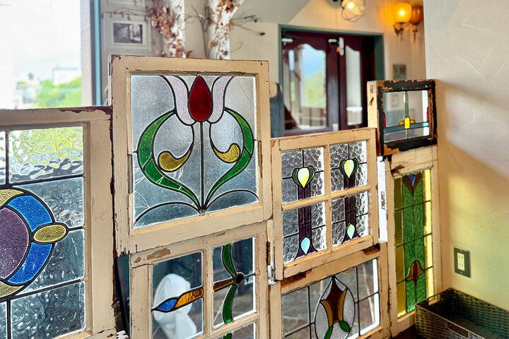 源兵衛川のせせらぎとアンティーク空間に癒やされて。三島「ディレッタントカフェとワルツ」で優雅なランチを