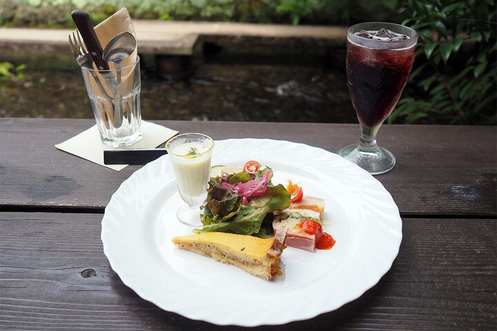 源兵衛川のせせらぎとアンティーク空間に癒やされて。三島「ディレッタントカフェとワルツ」で優雅なランチを