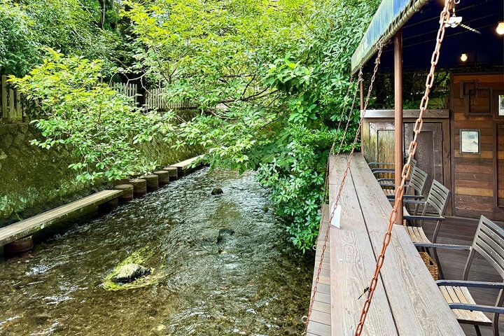源兵衛川のせせらぎとアンティーク空間に癒やされて。三島「ディレッタントカフェとワルツ」で優雅なランチを