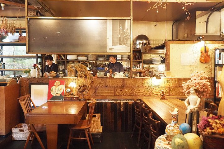 源兵衛川のせせらぎとアンティーク空間に癒やされて。三島「ディレッタントカフェとワルツ」で優雅なランチを