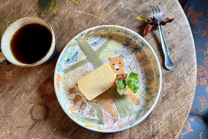 源兵衛川のせせらぎとアンティーク空間に癒やされて。三島「ディレッタントカフェとワルツ」で優雅なランチを