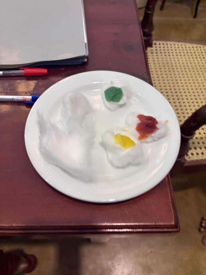 ポップなカラーのオイルたち。色によって効能が異なります。