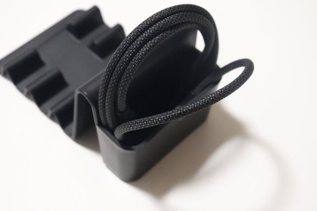 セリアのモバイルデバイススタンド 収納付はケーブルを収納できる