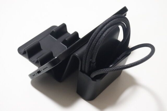 セリアのモバイルデバイススタンド 収納付の背面デザイン