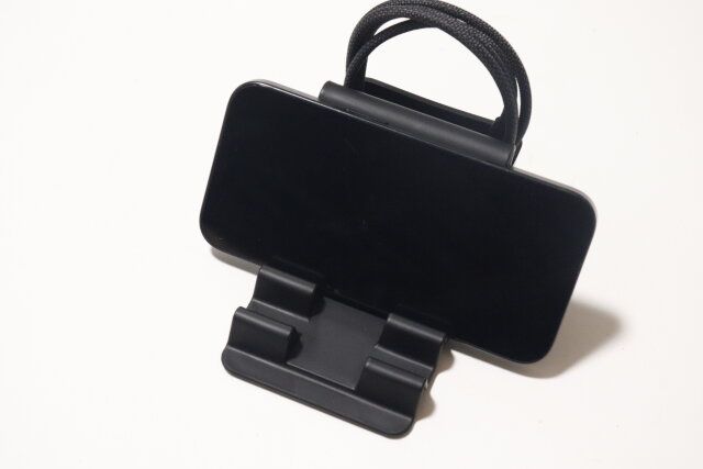 セリアのモバイルデバイススタンド 収納付の使用例