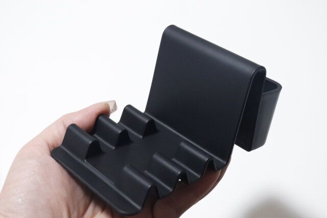 セリアのモバイルデバイススタンド 収納付のサイズ感