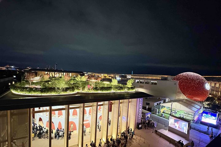 夜の大屋根リング上部「スカイウォーク」から楽しめるさまざまなパビリオンのライトアップ。昼とは異なる幻想的な風景です。