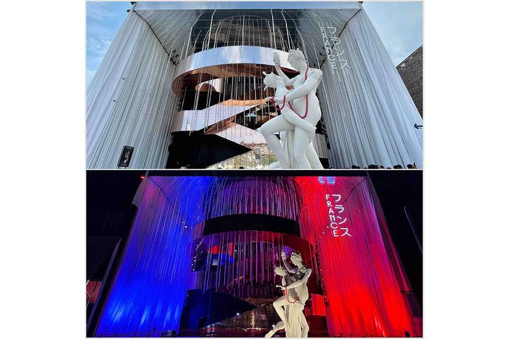 昼は白いドレープで覆われた建物（上）が夜はロマンチックにライトアップ（下）。時間差で青、赤、トリコロールカラーと変化するプランス館。アート作品を眺めているようです。