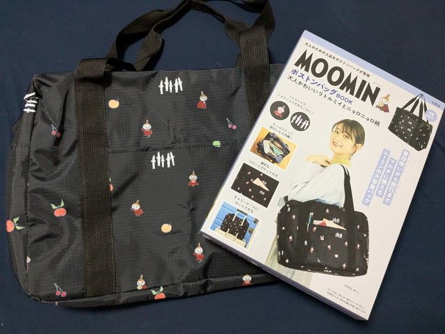 MOOMINボストンバッグを肩掛けした着用カット
