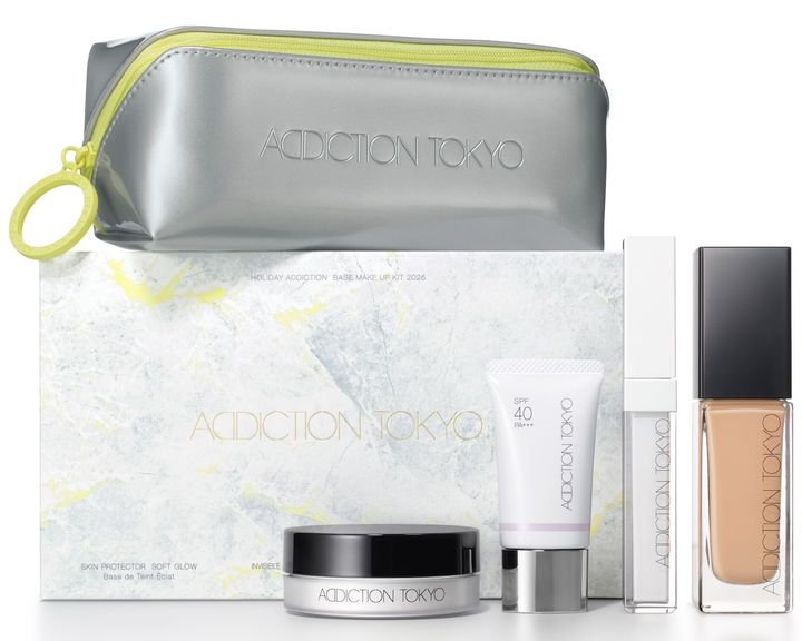 ホリデー アディクション ザ ファンデーション リフトグロウ キット ￥12,100 ※セット内容／インビジブル エッセンス ルースパウダー トランスルーセント + 2.5g ミニサイズ 002、スキンプロテクター ソフトグロウ SPF40/PA+++ 15g 101、リップ セラム、ザ ファンデーション リフトグロウ SPF 20/PA++ 30ml（全12色より1色選択）、ポーチ（11月21日より限定発売）