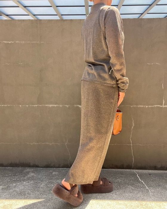 しまむらのブラウンの「フェイクファー2バンドサンダル」