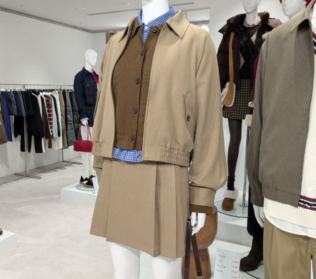 ベージュのサイドプリーツスコートを着たマネキン