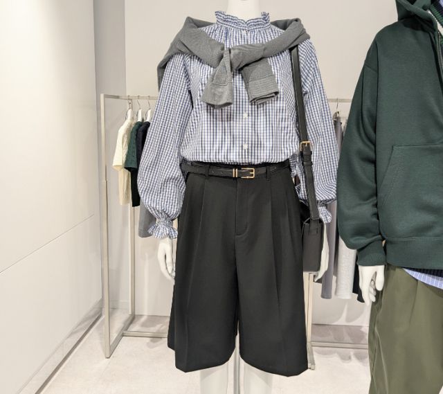 黒のバミューダパンツを着たマネキン