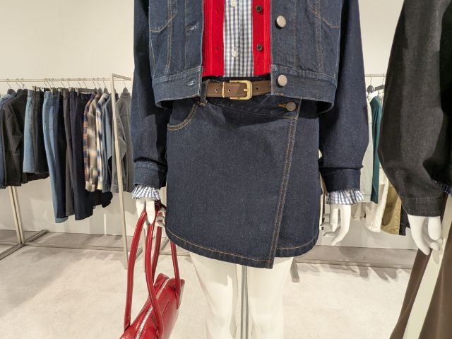 デニムラップスカートを着たマネキン